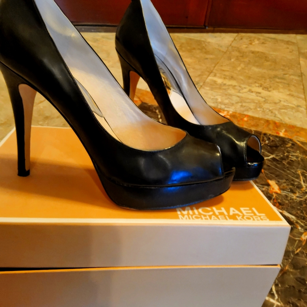 Michael Kors black leather pump
